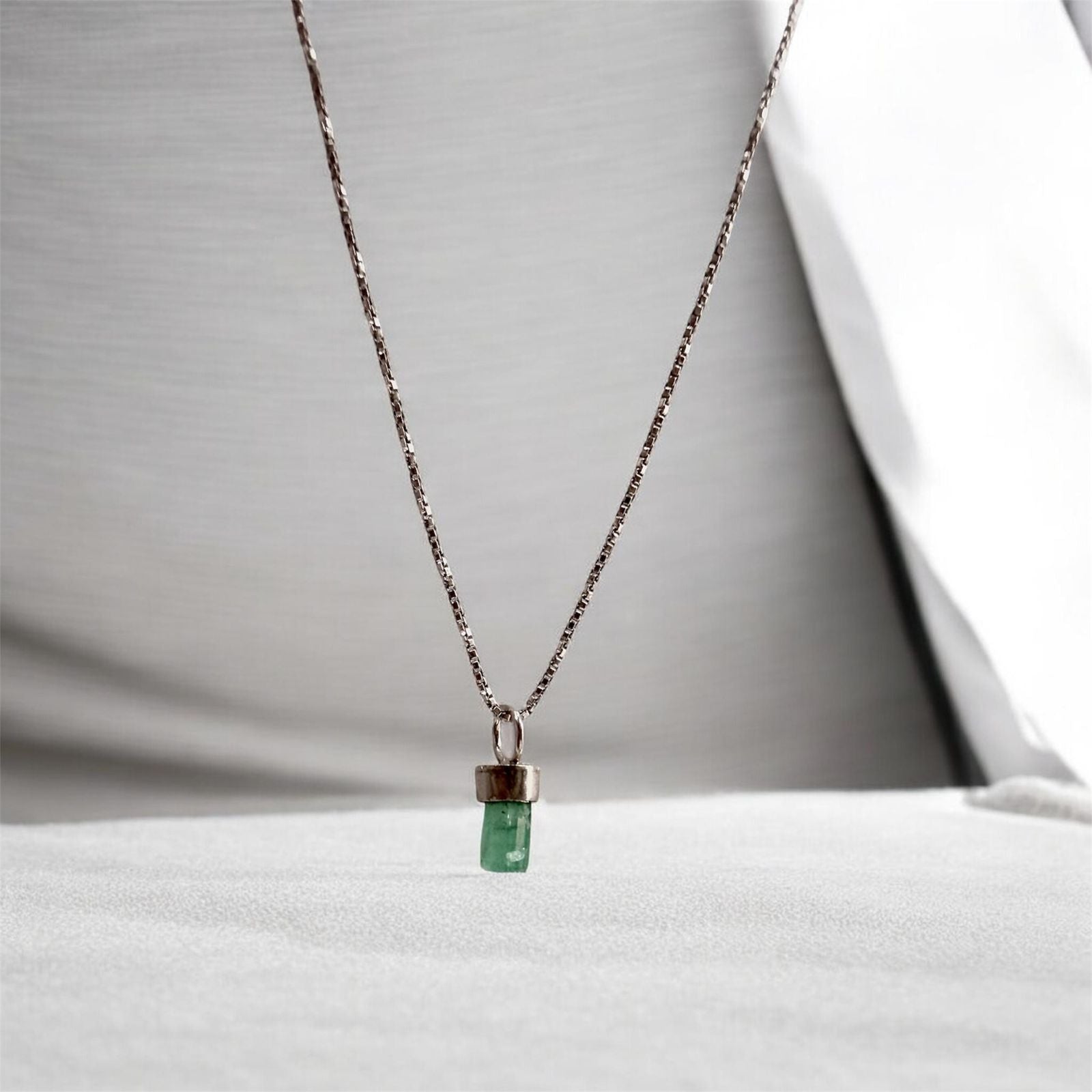 Dije Canutillo Esmeralda en plata